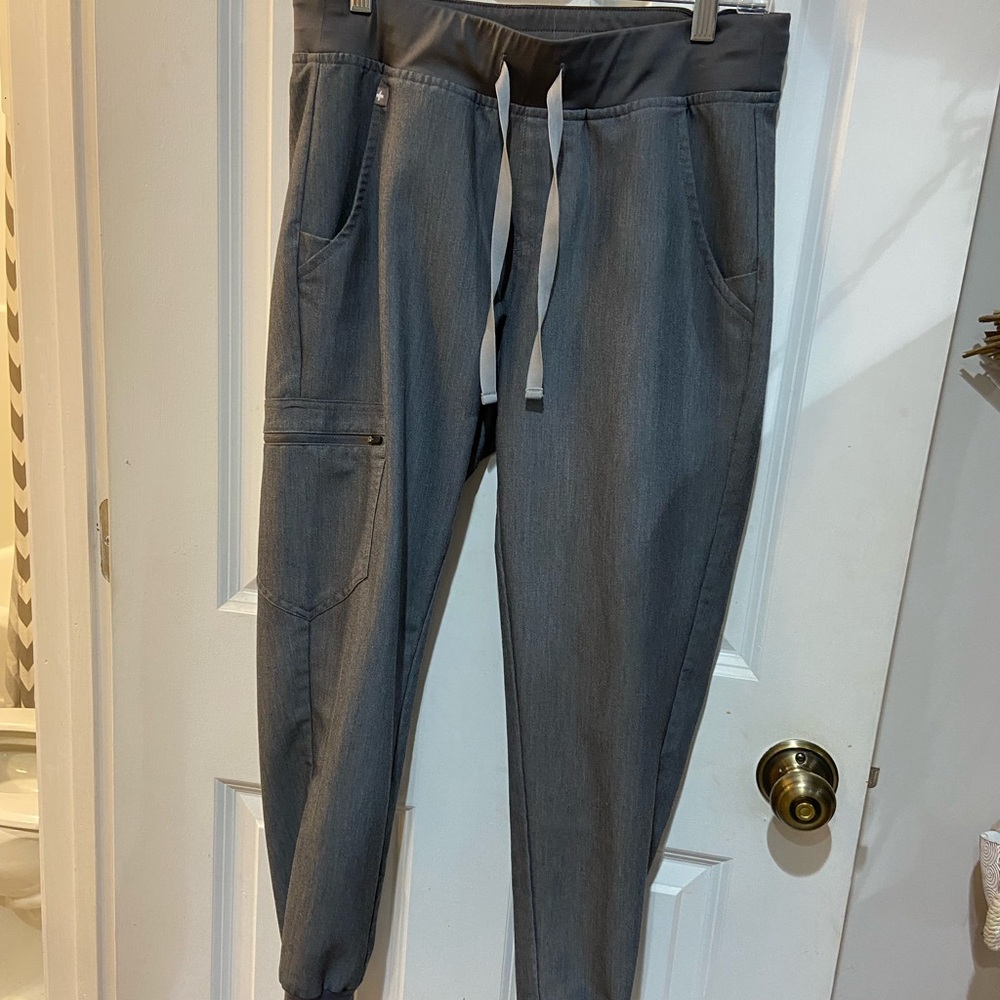 Figs petite jogger scrubs